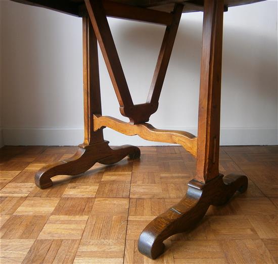 A 19th century French Vendange dining table in pine, cherry and oak Diameter 100cm